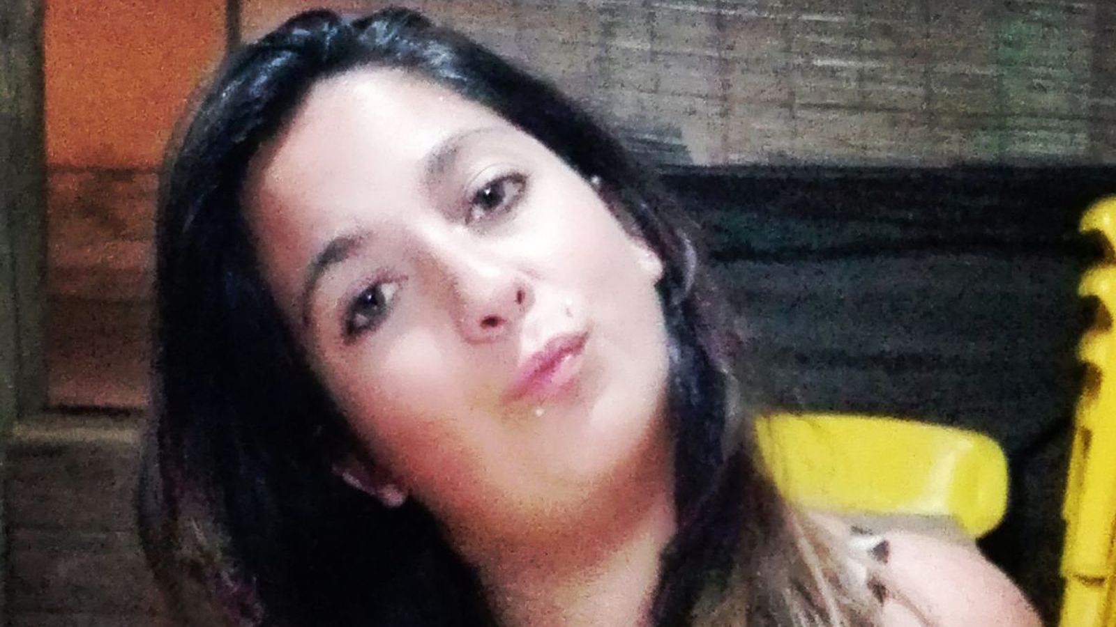 Jennifer  duia uns pantalons d'esport negres i una samarreta rosa, i no porta documentació