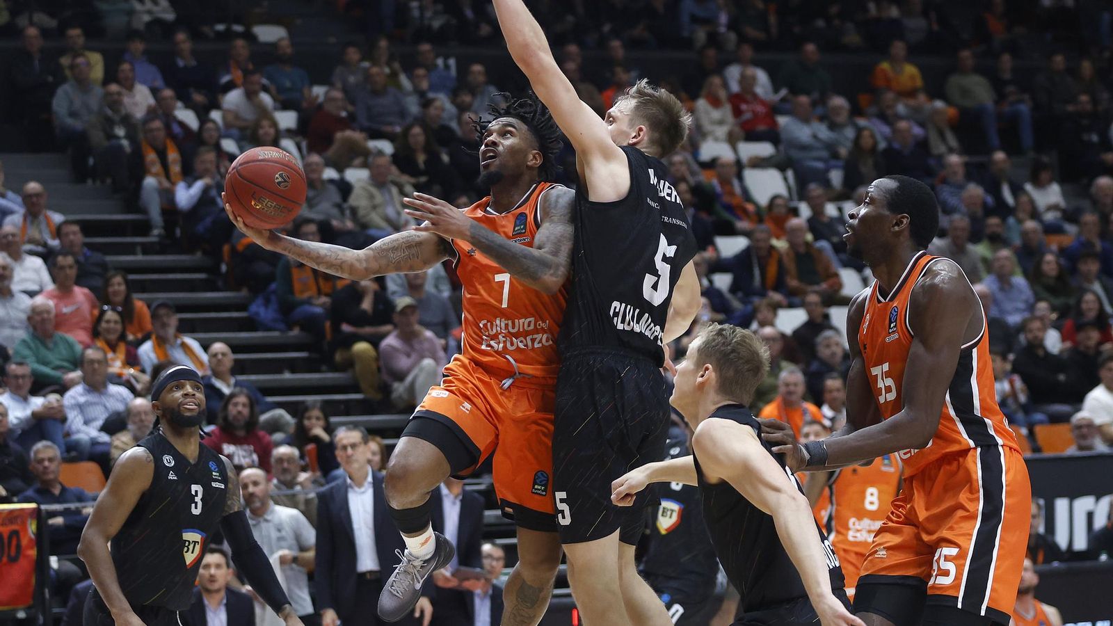 La mala notícia ha sigut la lesió de Chris Jones, que s'ha retirat amb molèsties