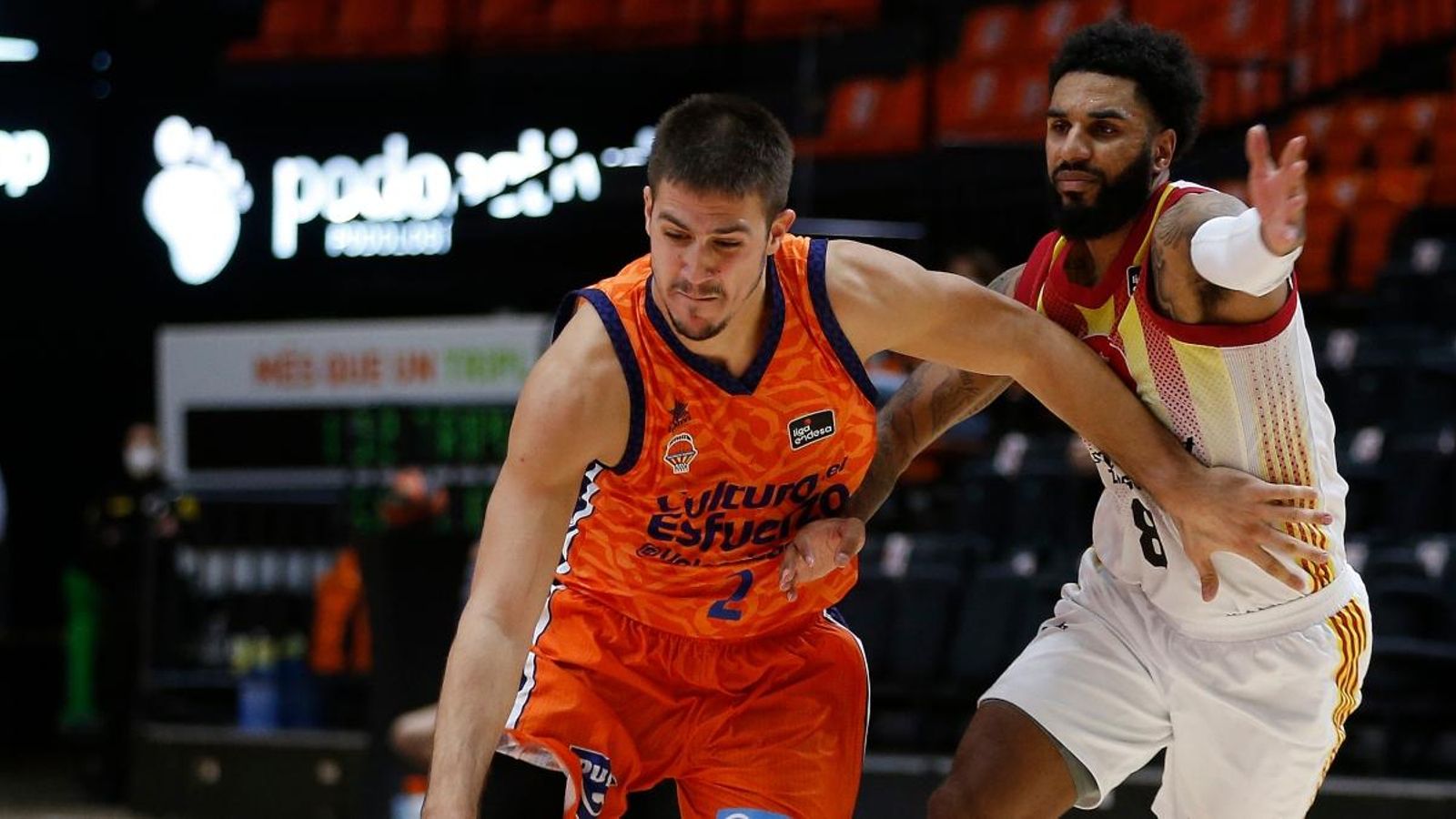 El serbi Vania Marinkovic durant un partit del València Bàsket