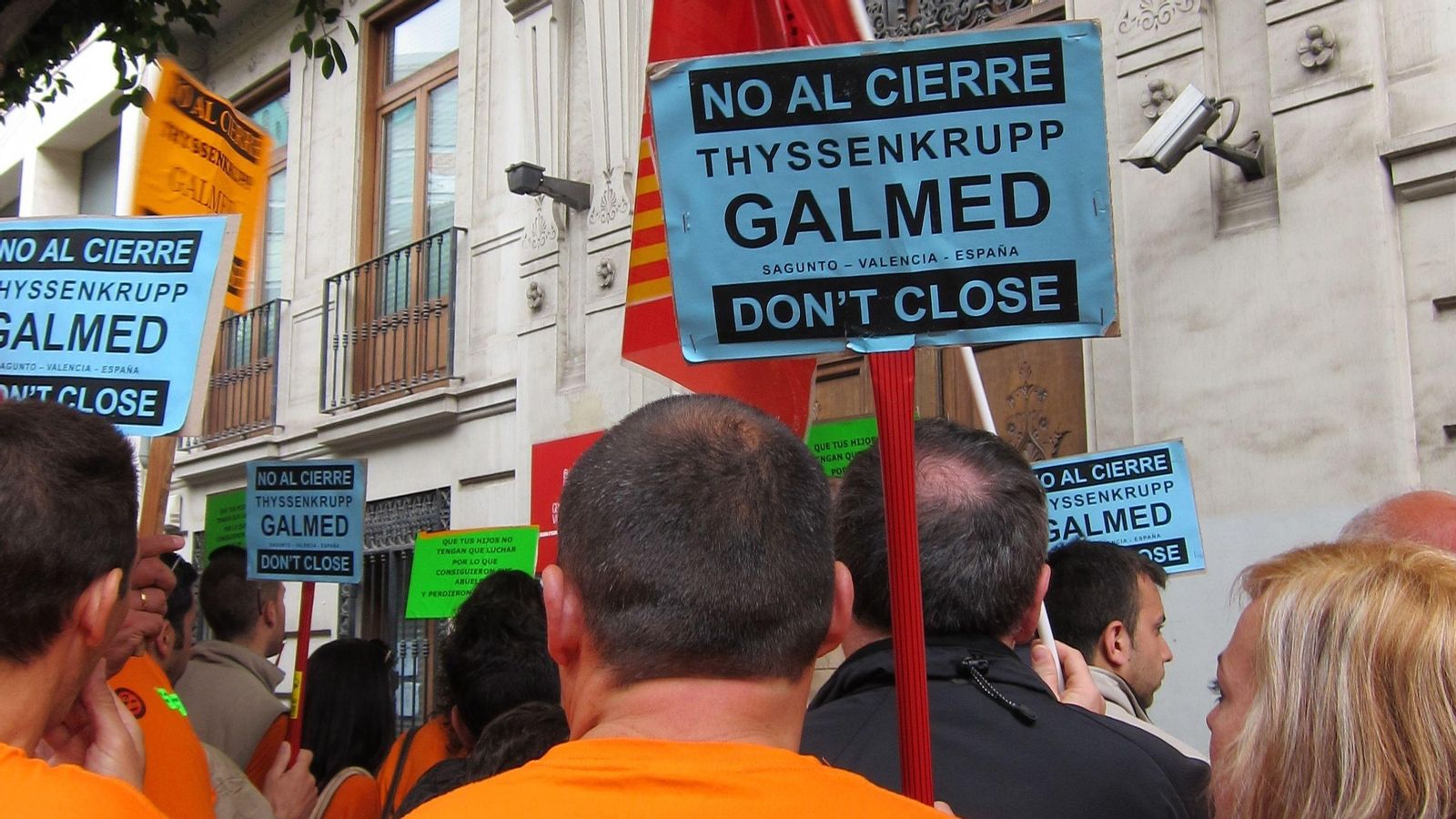 Treballadors i treballadores protesten, aquest dijous, davant la Conselleria d'Indústria