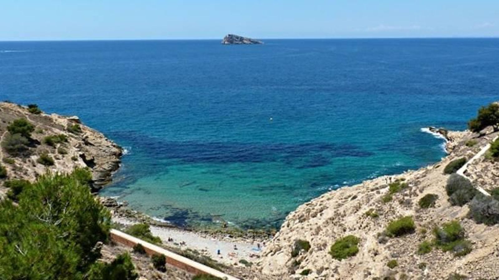 La cala Tio Ximo, al terme de Benidorm, on ha arribat una pastera a primera hora aquesta matinada