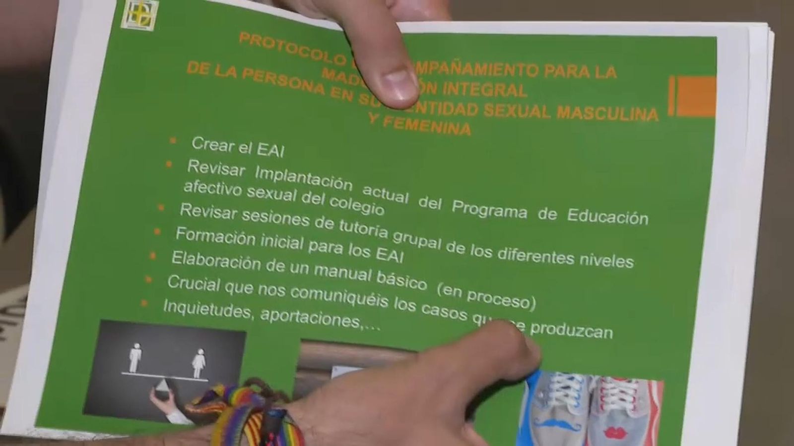 En imatge, una de les dioapositives per a presentar el protocol on indica que cal informar la Fundació Sant Vicent Màrtir dels casos que es detecten