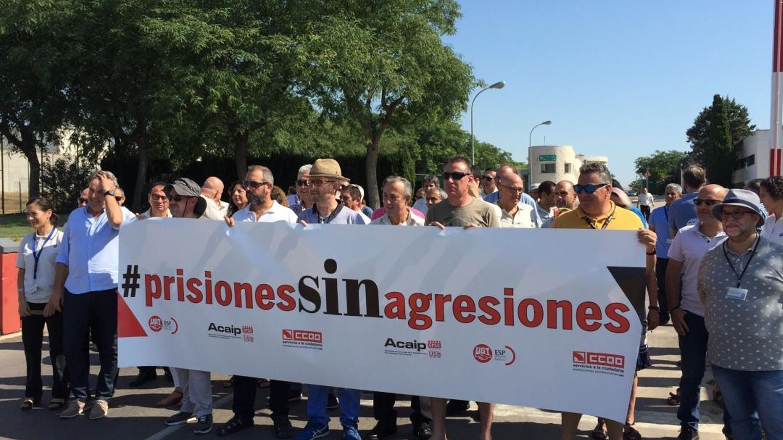 Concentració dels treballadors penitenciaris davant de la presó de Picassent