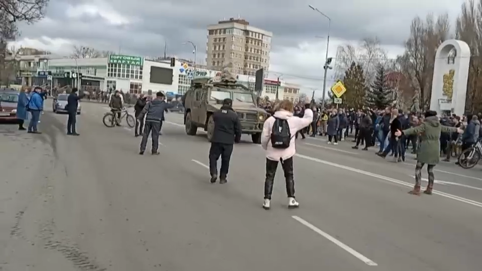 Protestes de la població ucraïnesa davant dels invasors russos