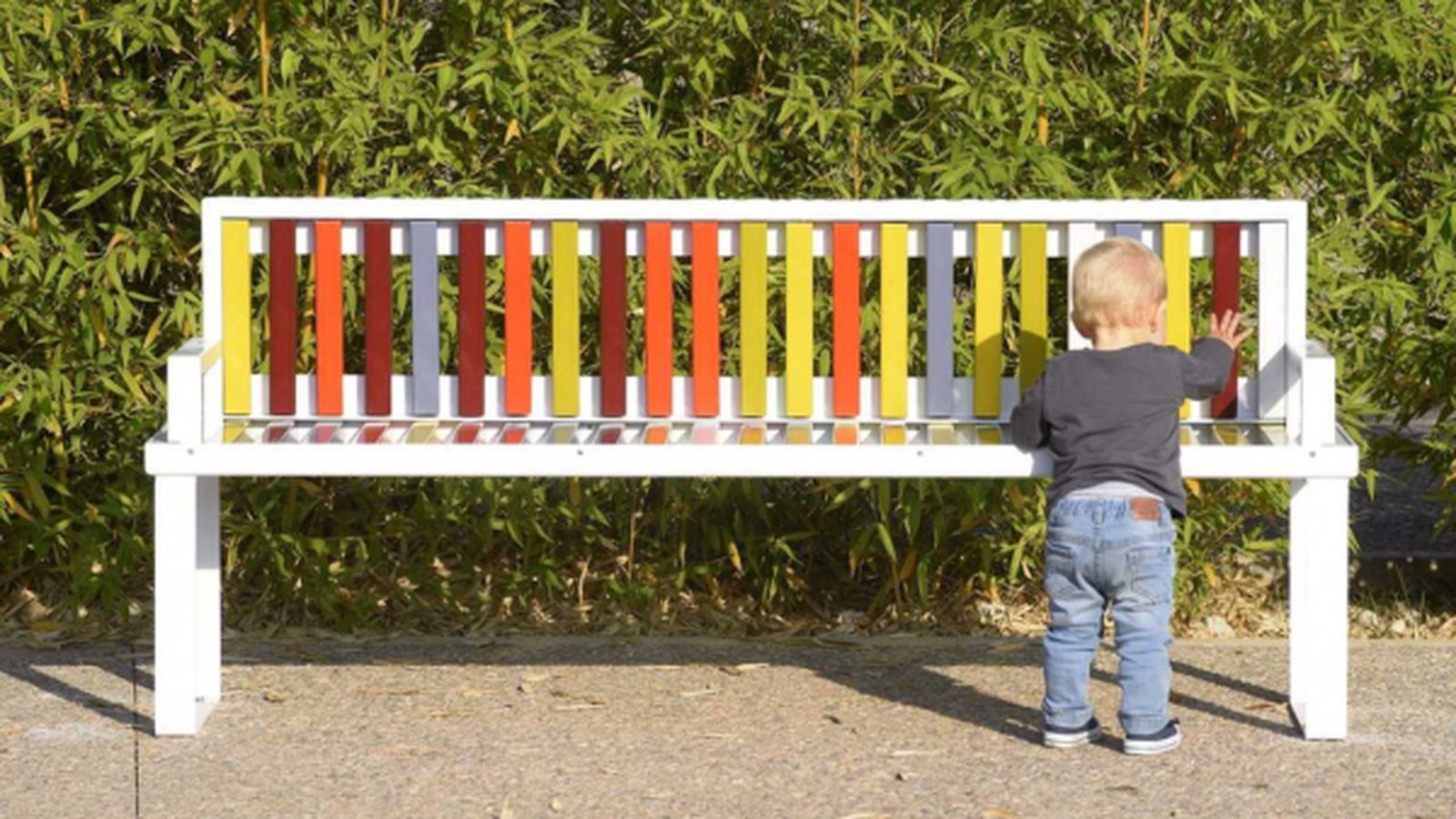 Bancs de ceràmica que s'han instal·lat a la rodalia del Palau de la Festa de Castelló.