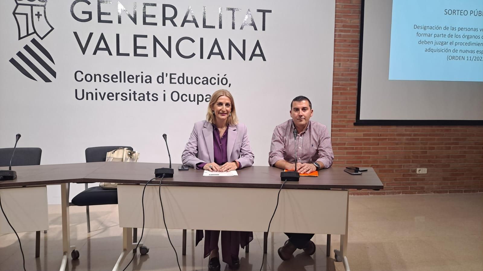 La directora de Personal Docent, Sonia Sancho, en el sorteig dels 404 tribunals