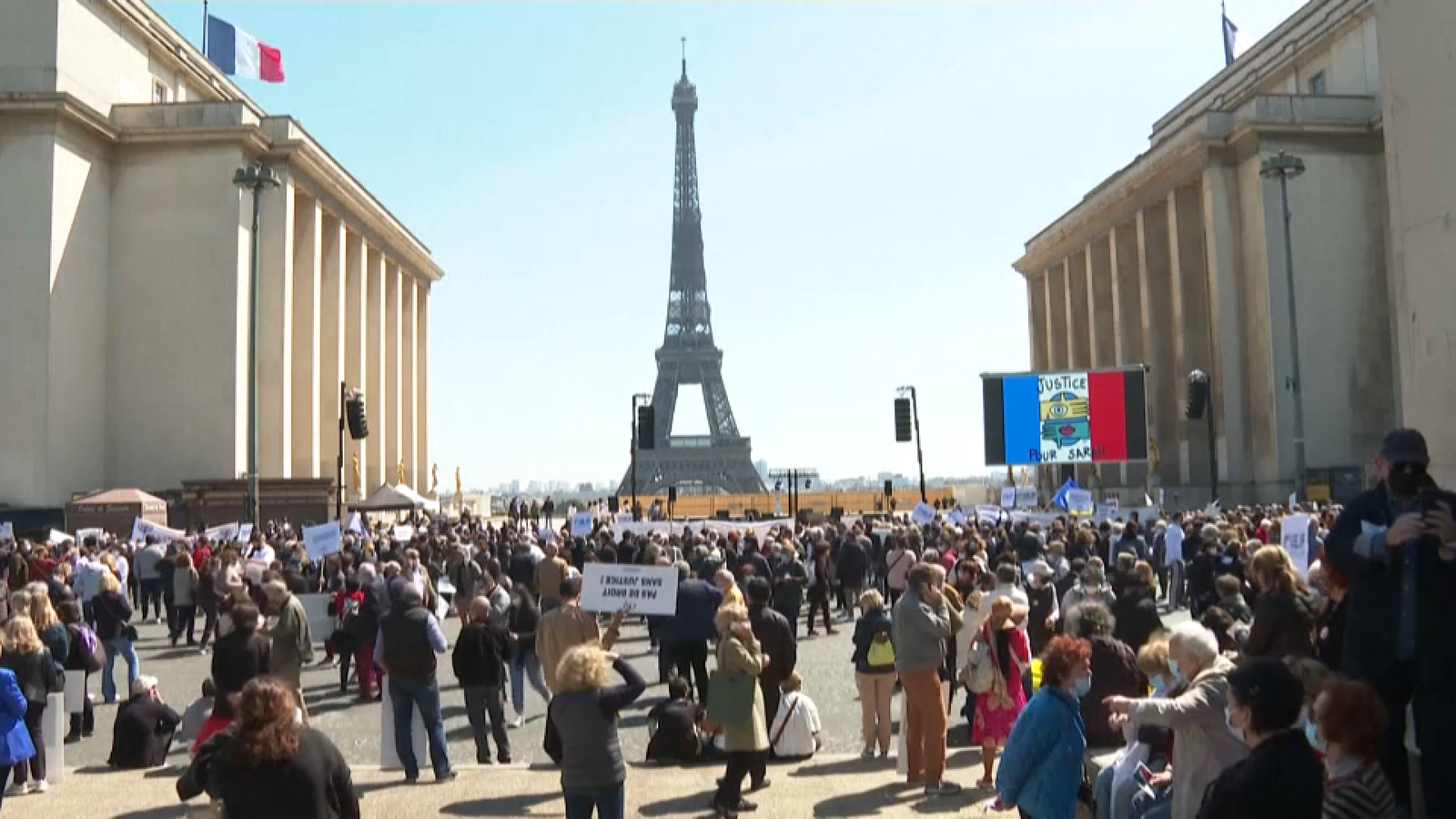 Concentració a París amb la torre Eiffel en el fons