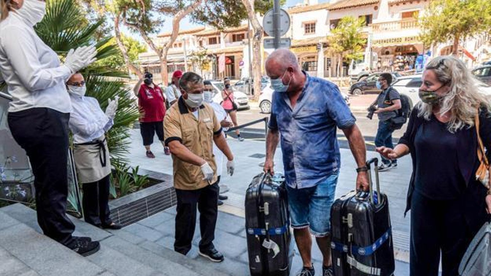 Turistes alemanys arriben a un hotel de Palma