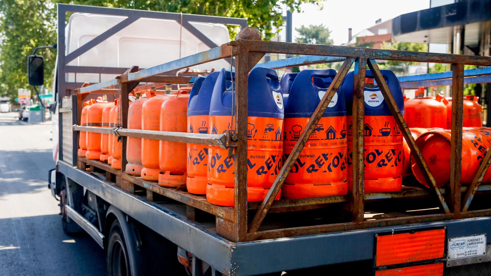 Camió carregat amb diverses bombones de butà