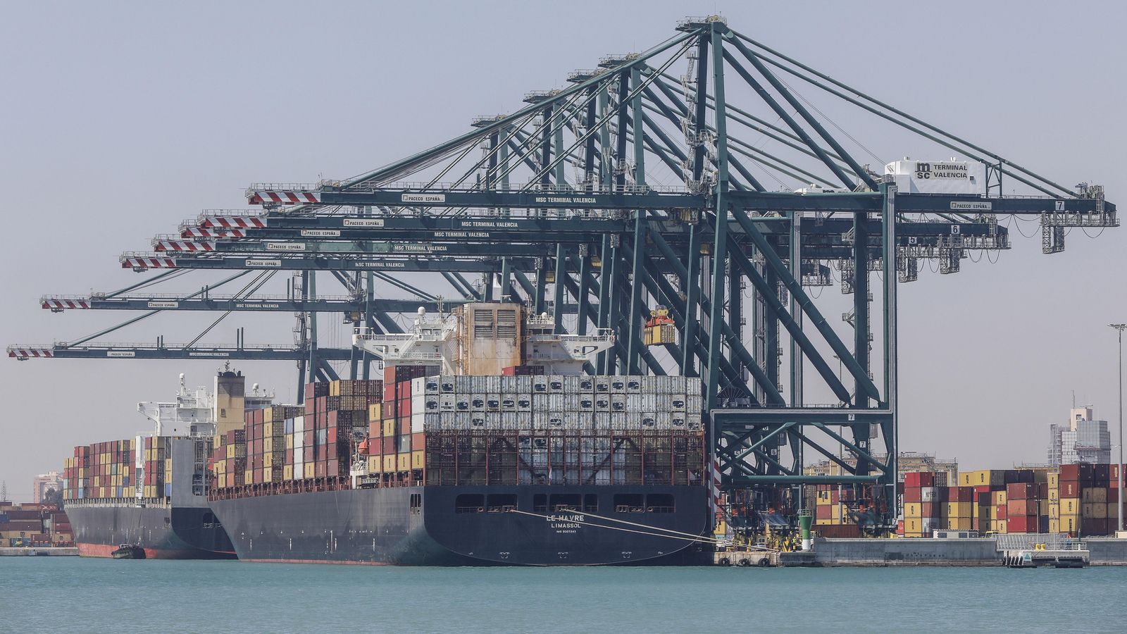 Diversos vaixells de càrrega en el port de València, en una imatge d'arxiu