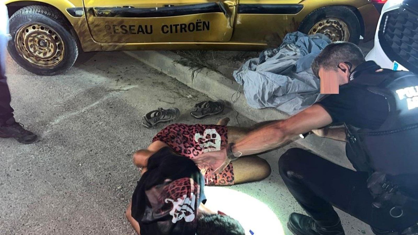 Moment de la detenció del conductor després de la persecució policial