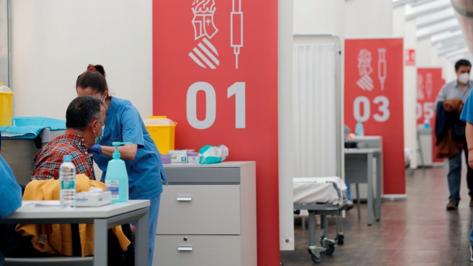 Vacunació a l'hospital de campanya de La Fe a València. / Manu Bruque (Efe)