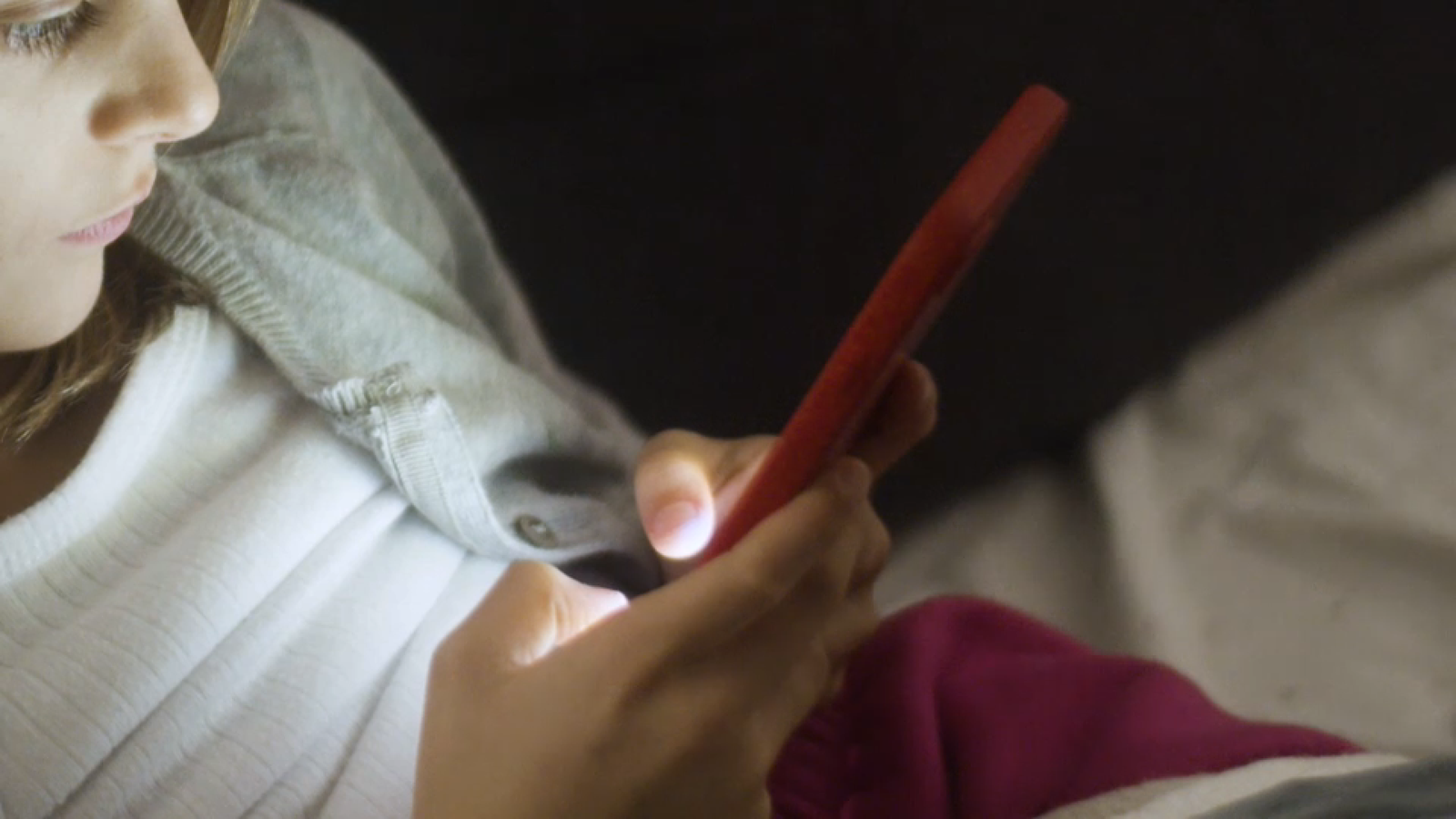 El programa 'Zoom' ha abordat els perills que poden amagar els grups de WhatsApp multitudinaris amb menors