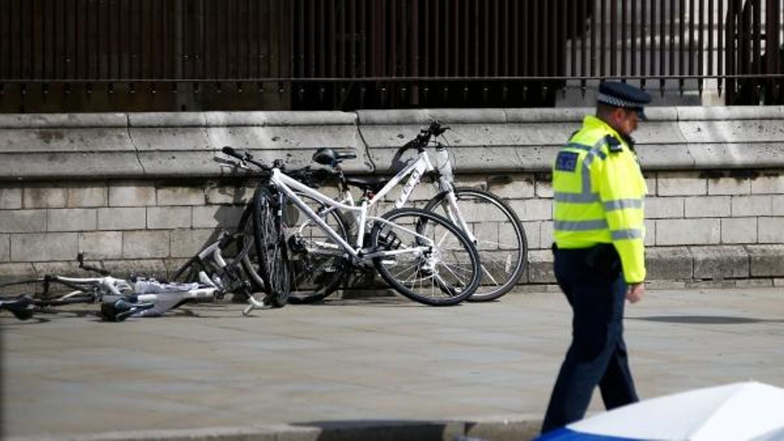 Restes d'unes bicicletes després de l'atac al Parlament de Londres