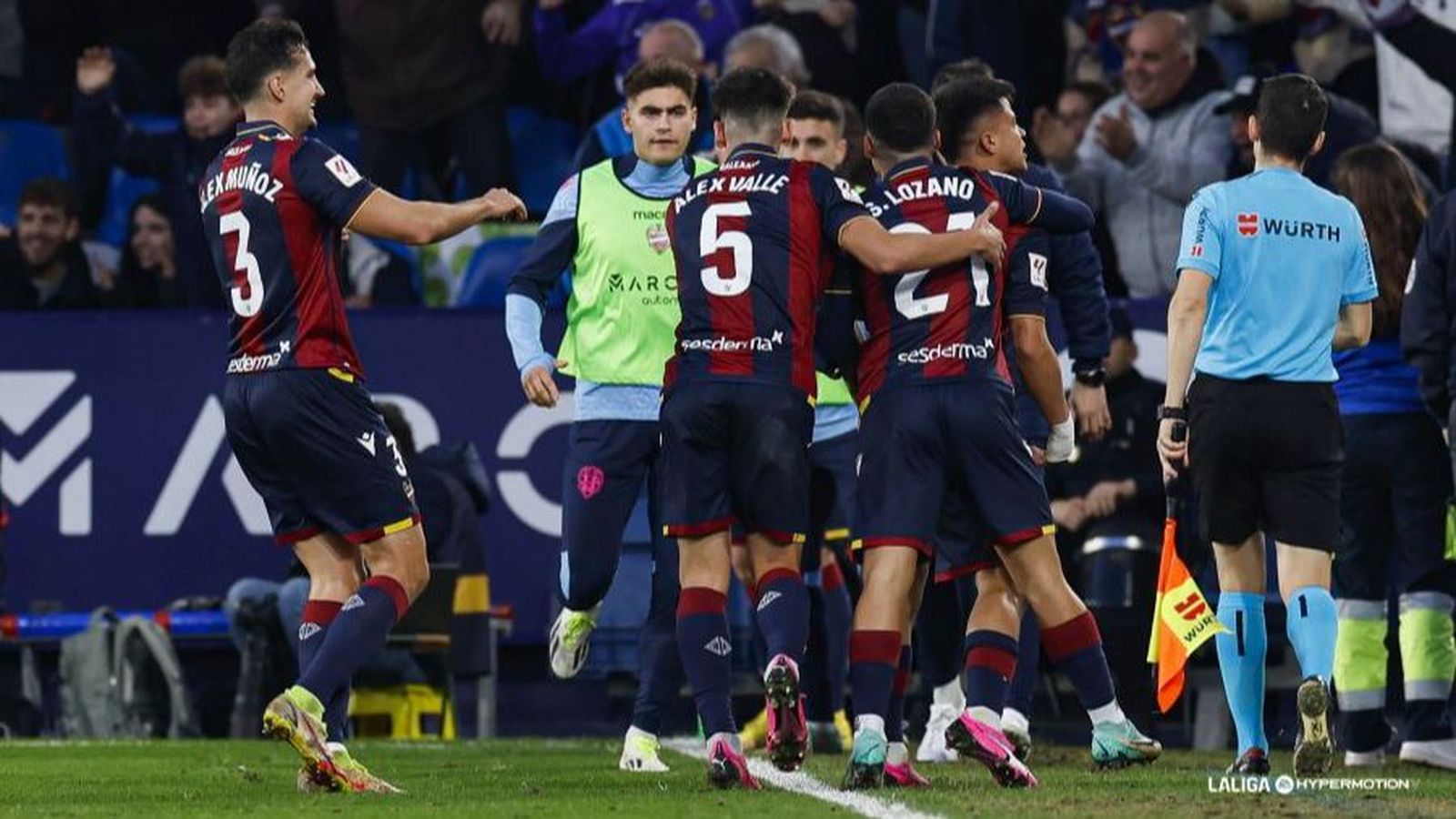 Els jugadors del Llevant celebren el gol del triomf
