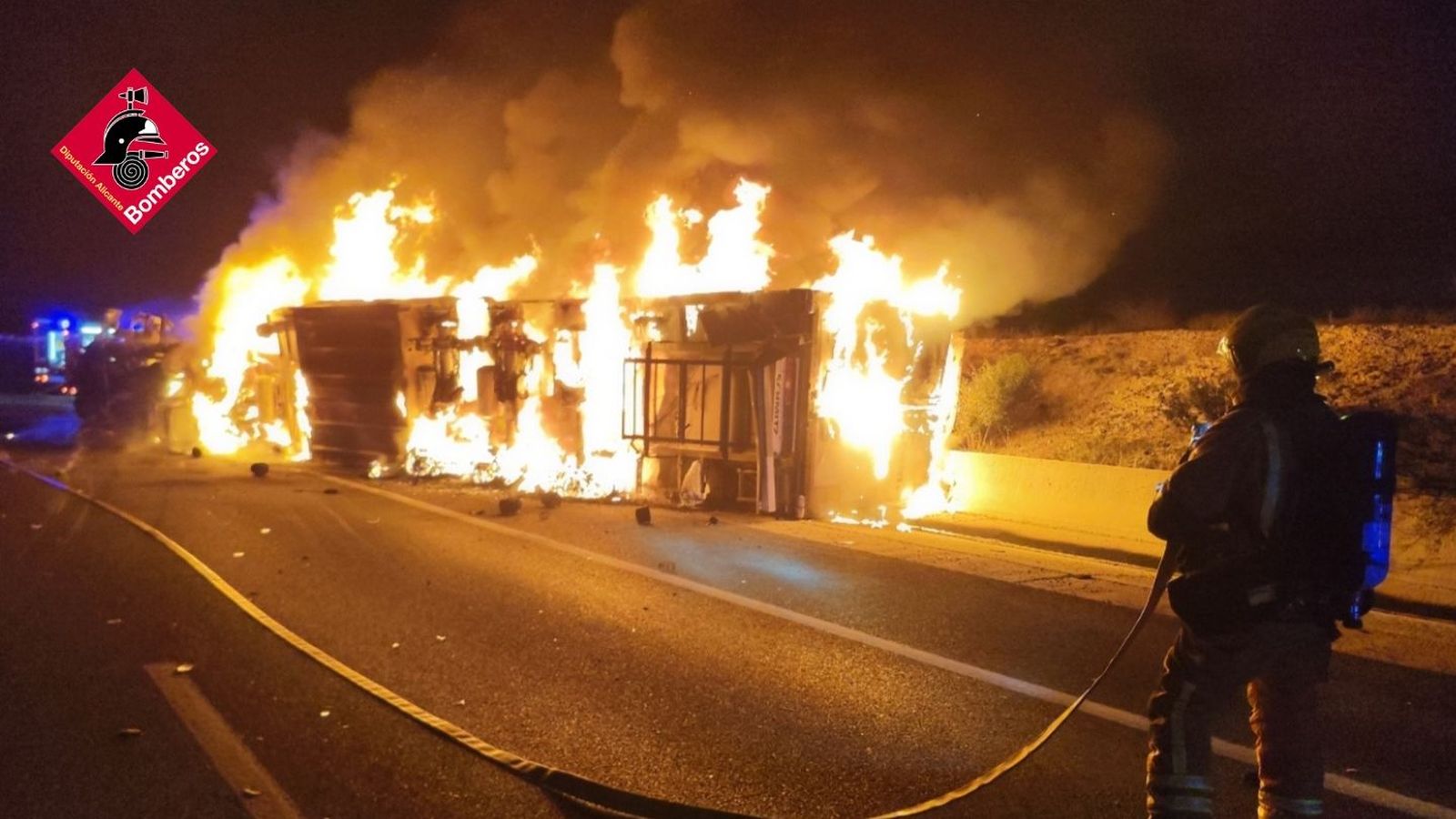 Camió incendiat a l'A-33, a Villena