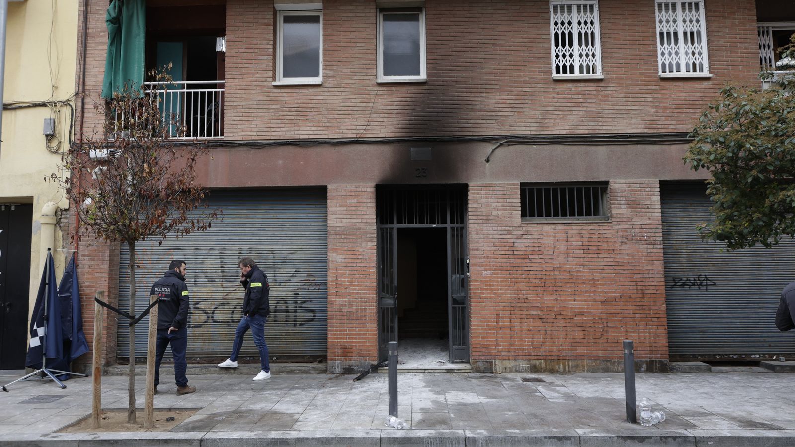 Imatge de la façana de l'edifici afectat a Santa Coloma de Gramenet