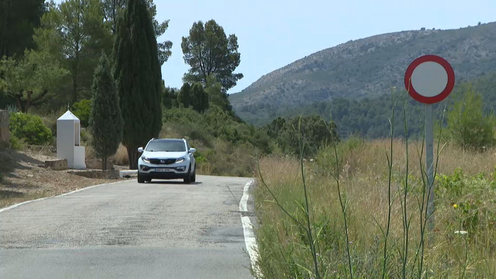 Cabanes talla al trànsit la carretera CV-148 en direcció cap a Orpesa pel mal estat