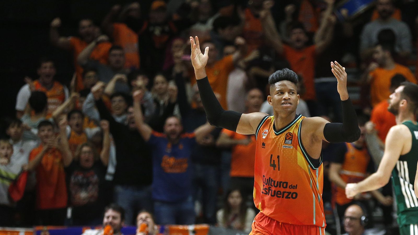 Jasiel Rivero celebra una cistella a la Fonteta