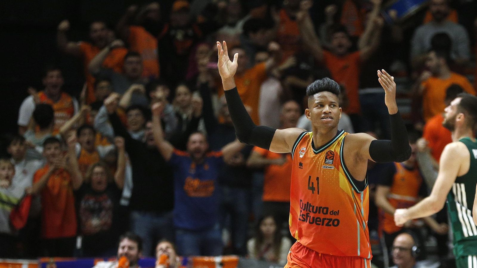 Jasiel Rivero celebra una cistella a la Fonteta