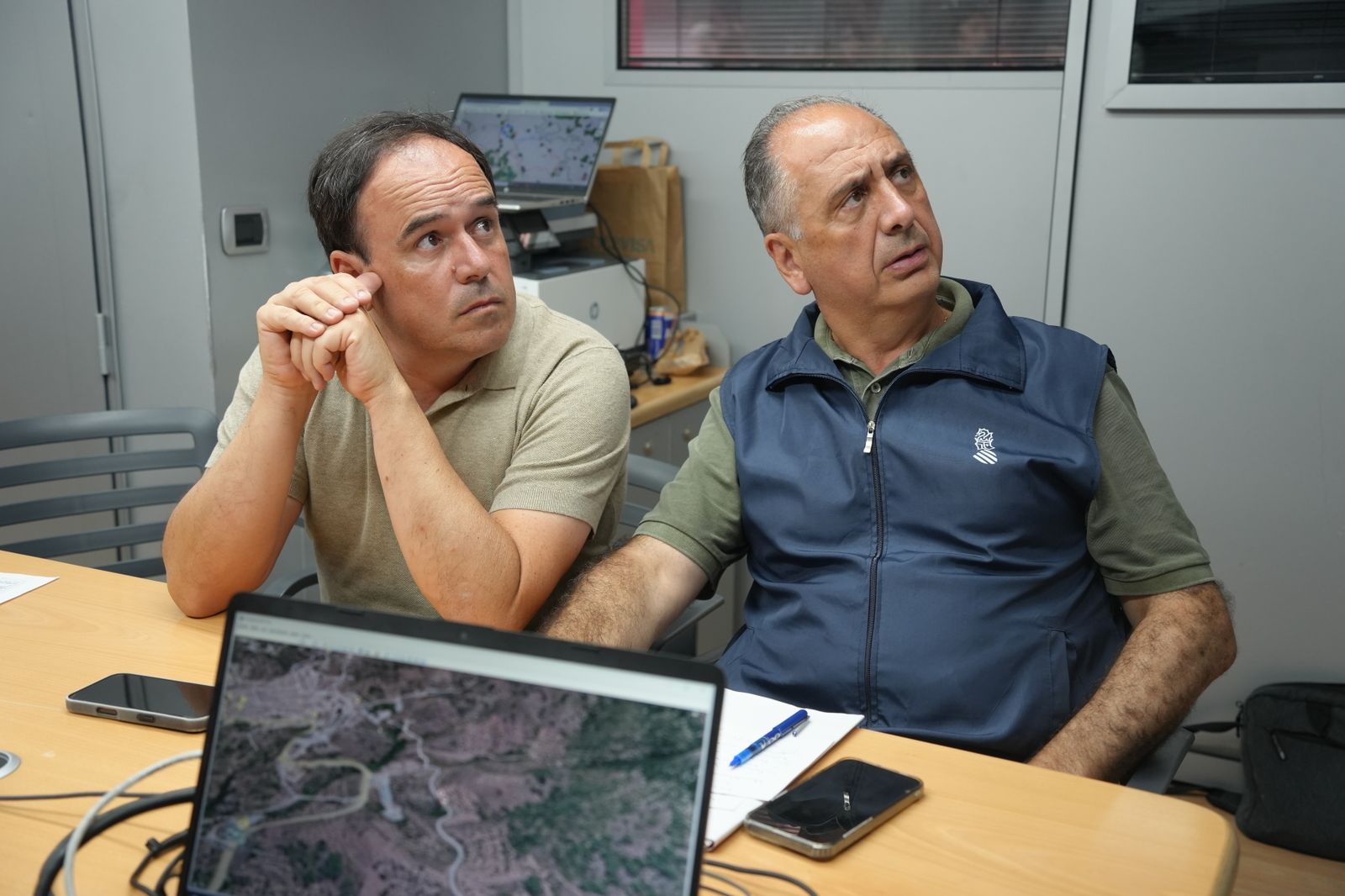El president de la Generalitat, Pérez Llorca, i el conseller Valderrama, al centre de comandament de l'incendi de la Calderona