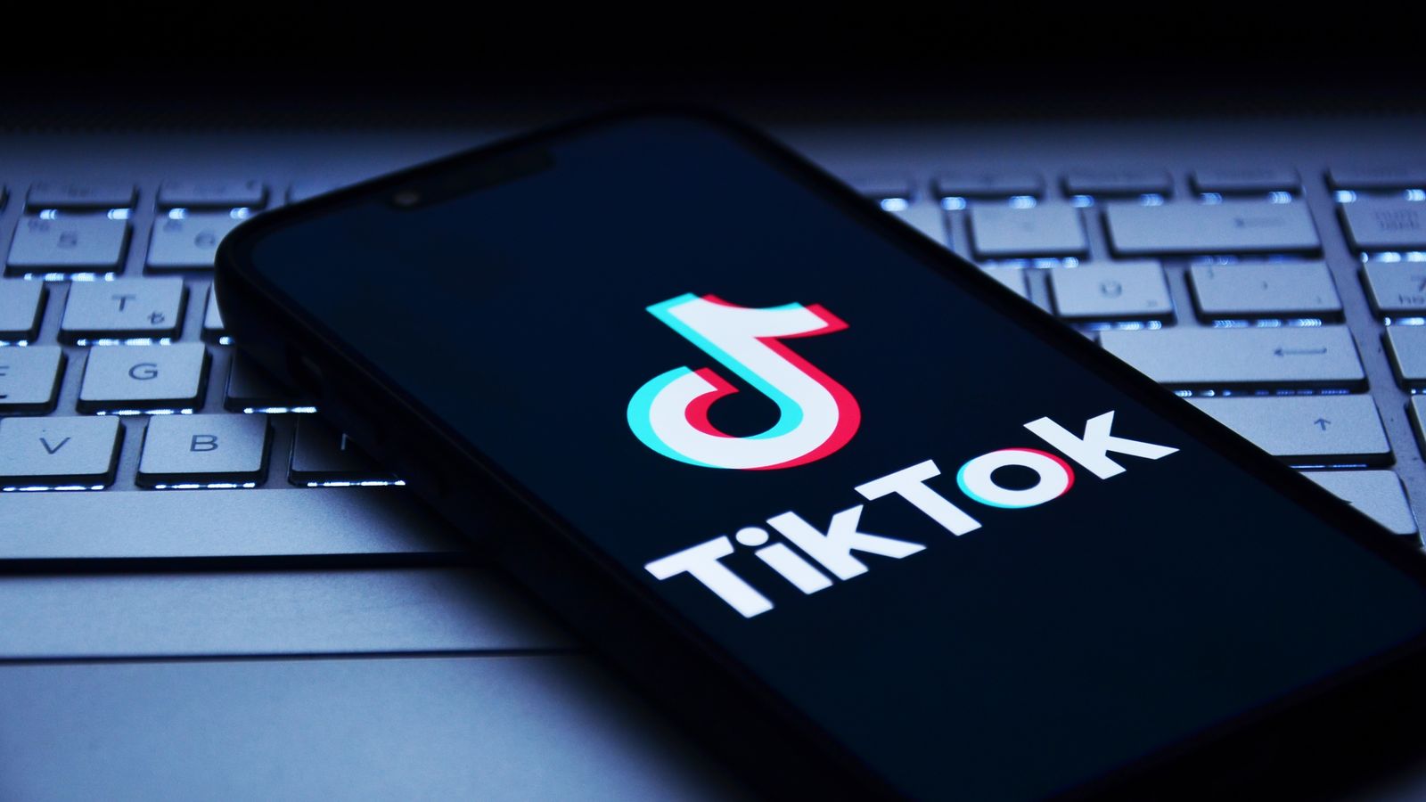 Un mòbil amb l'aplicació de TikTok