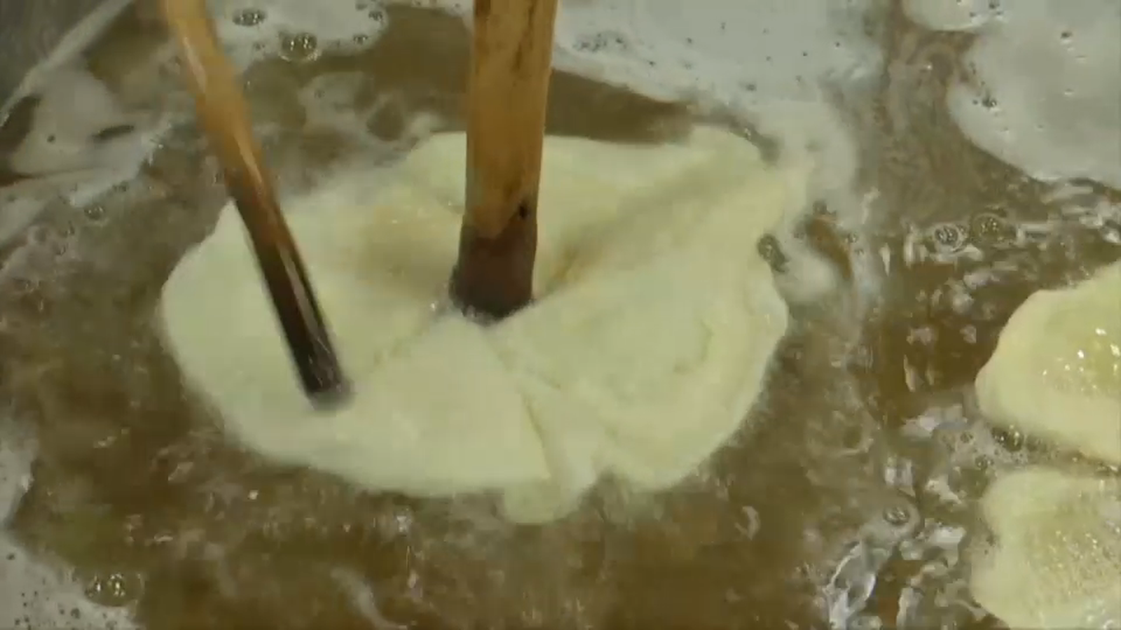 Moment de la cocció de les orelletes