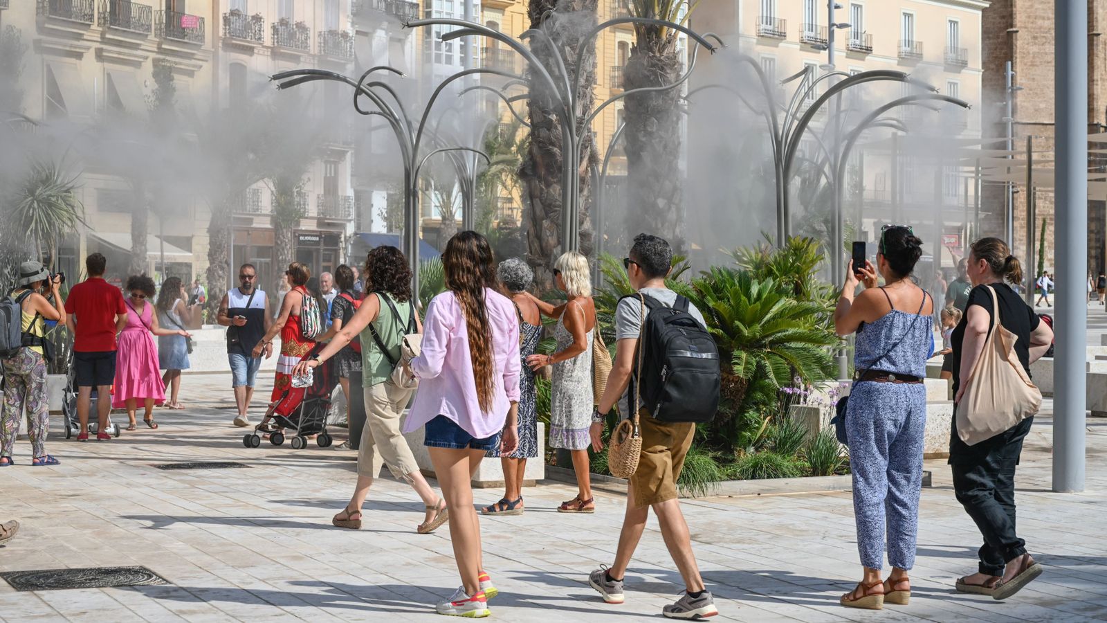 Els nebulitzadors refrescaven els vianants ja aquest dijous