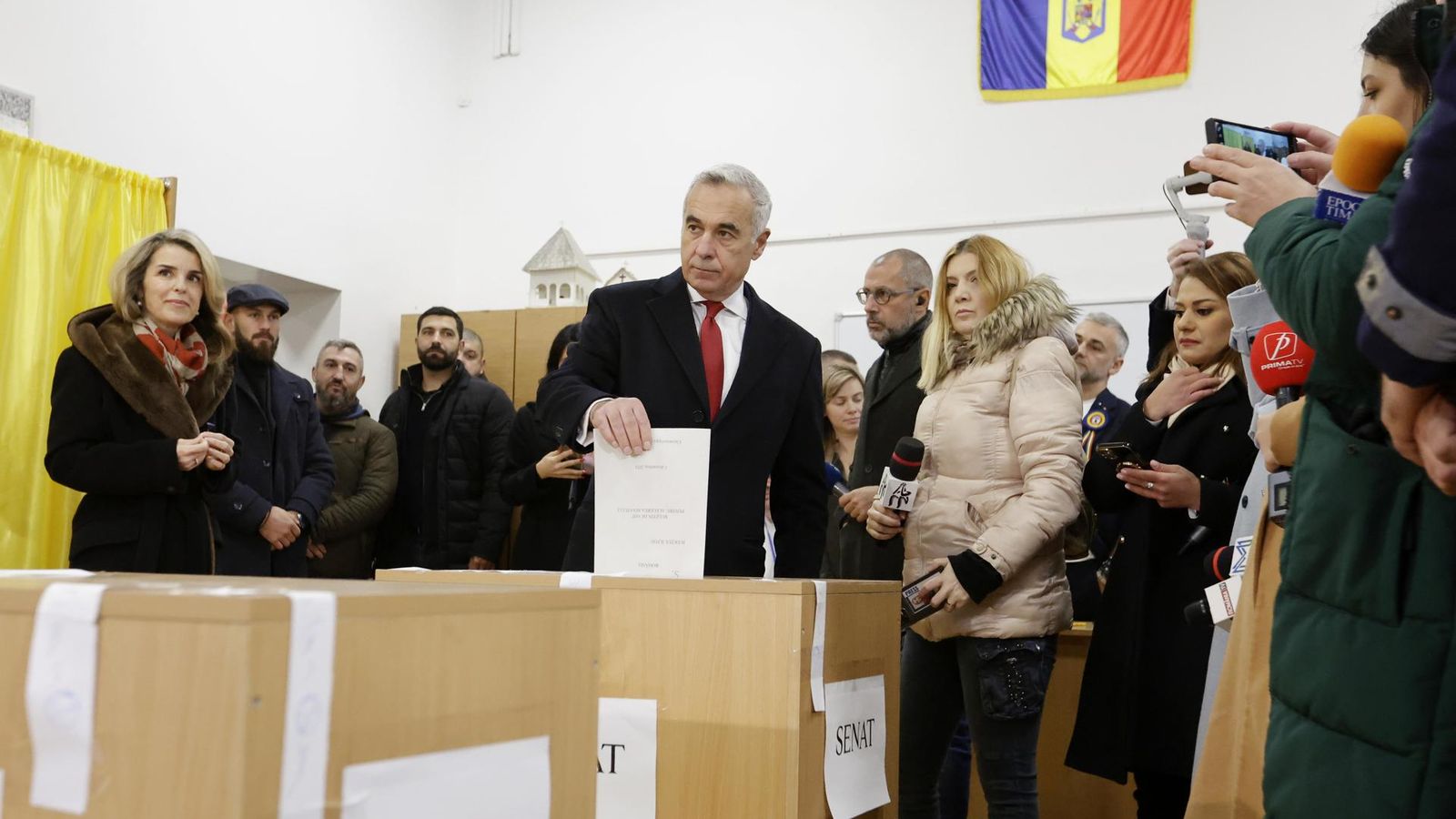 El candidat d'extrema dreta Calin Georgescu vota, prop de Bucarest