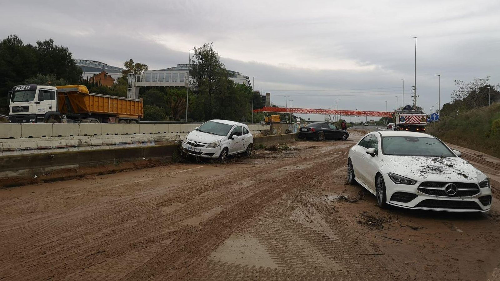 Un tram de la CV-31, prop de Fira València, on aquest dimecres de matí encara quedaven alguns vehicles que van quedar atrapats en el fang i l'aigua