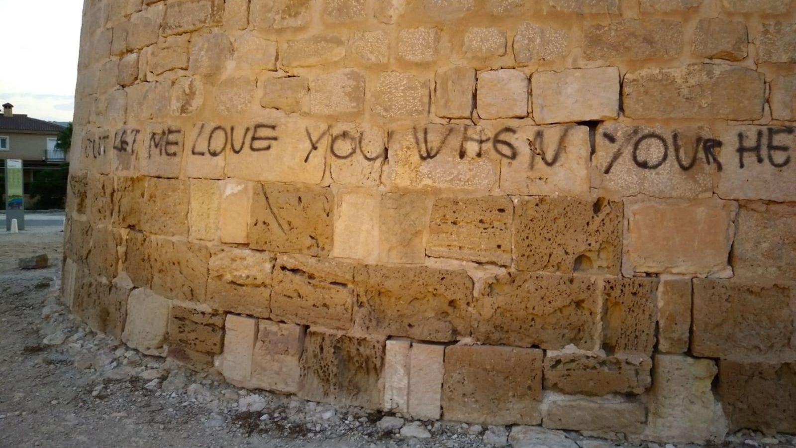 Detenen un jove per fer pintades a la torre de la Illeta del Campello