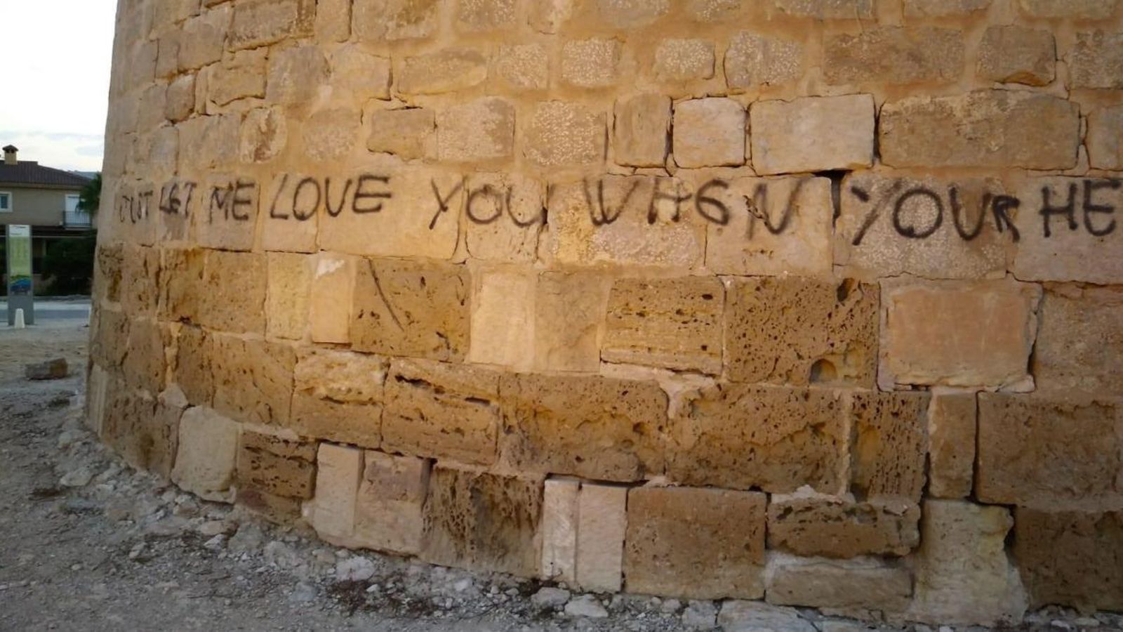 Detenen un jove per fer pintades a la torre de la Illeta del Campello