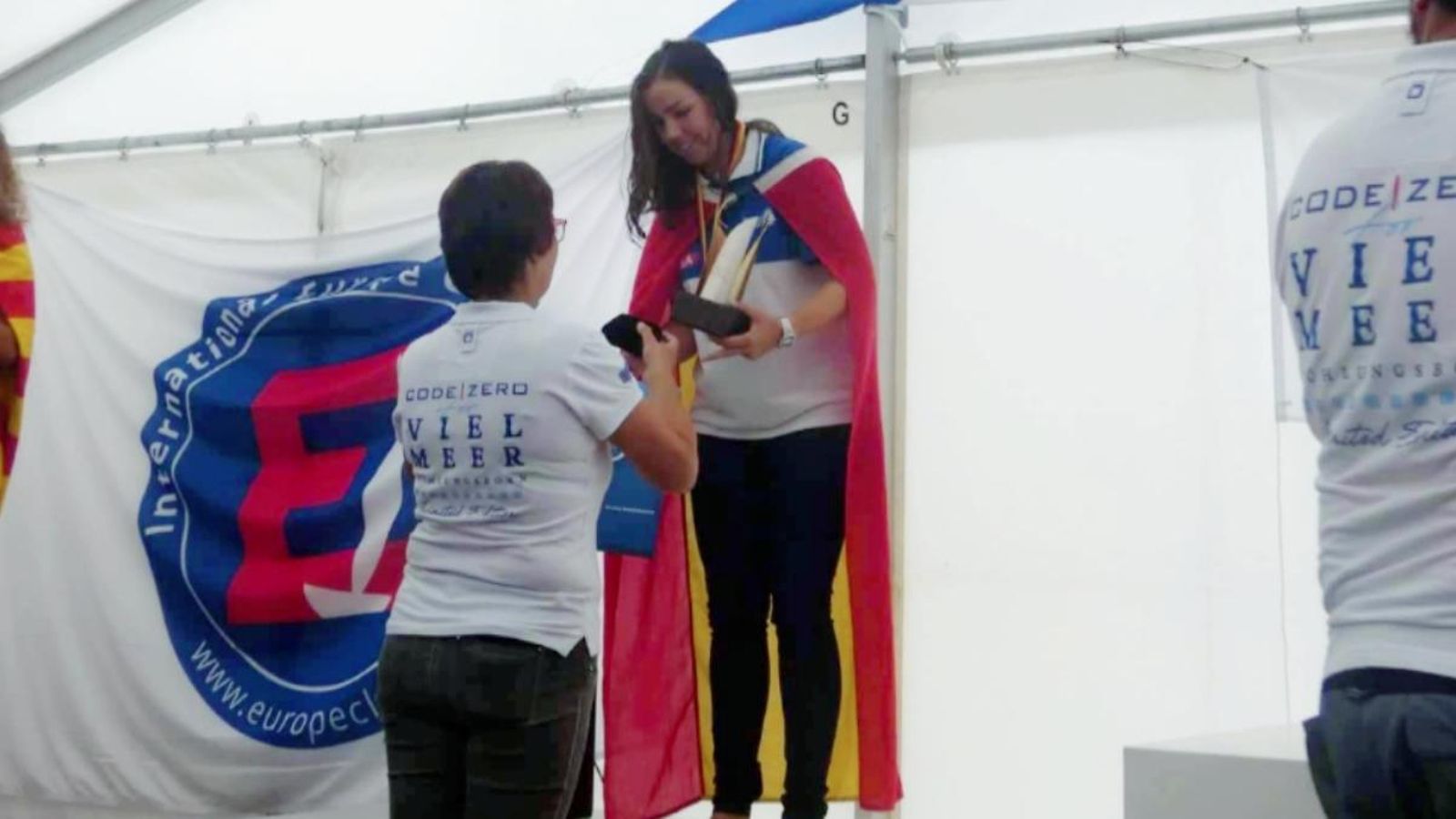 La regatista de Torrevella torna a fer pòdium després de viure en unes condicions lamentables.