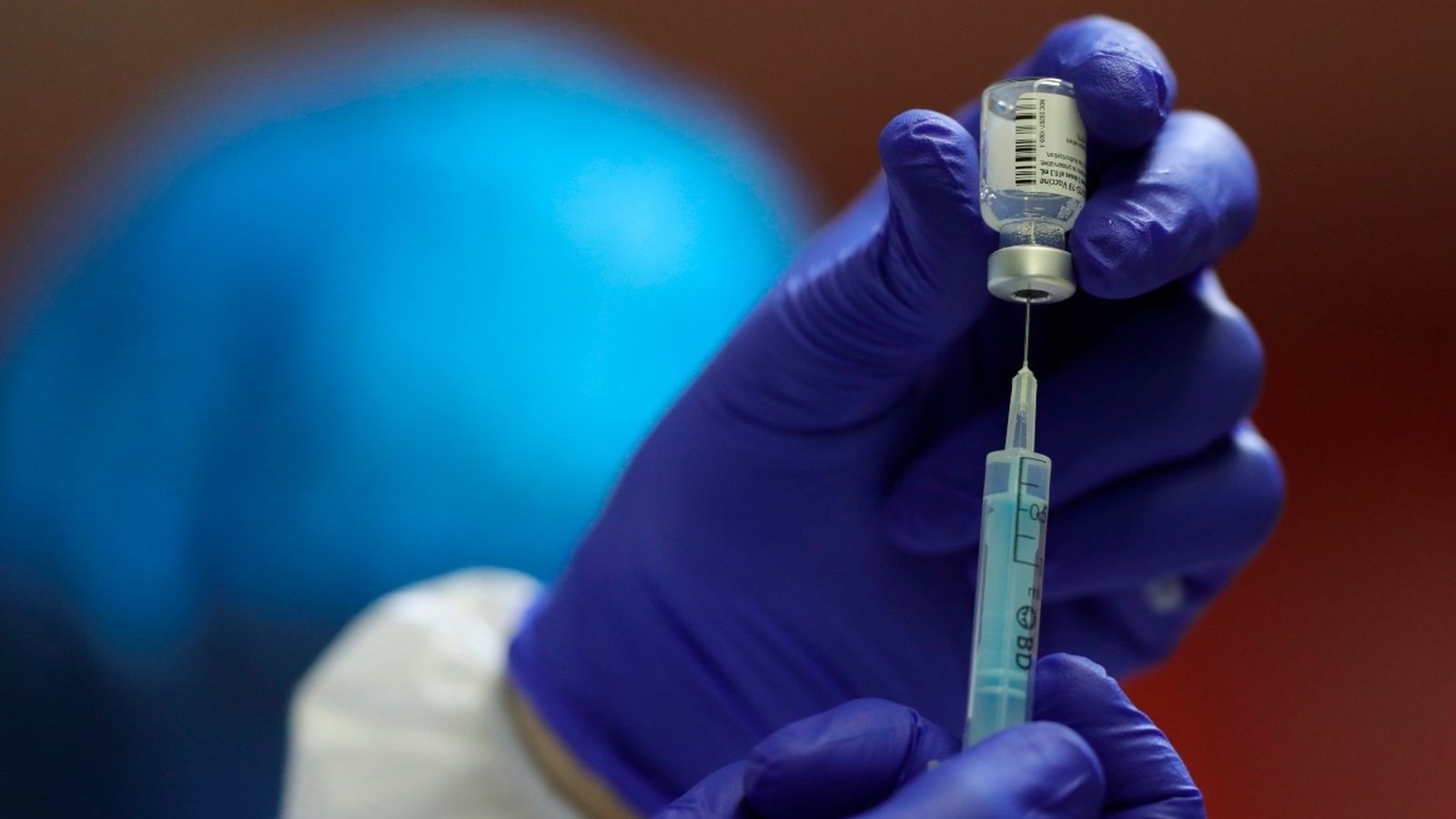 Un sanitari prepara una dosi de la vacuna de Pfizer