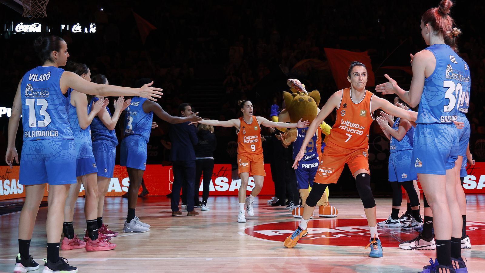 El partit ha començat amb un passadís a les campiones de Copa