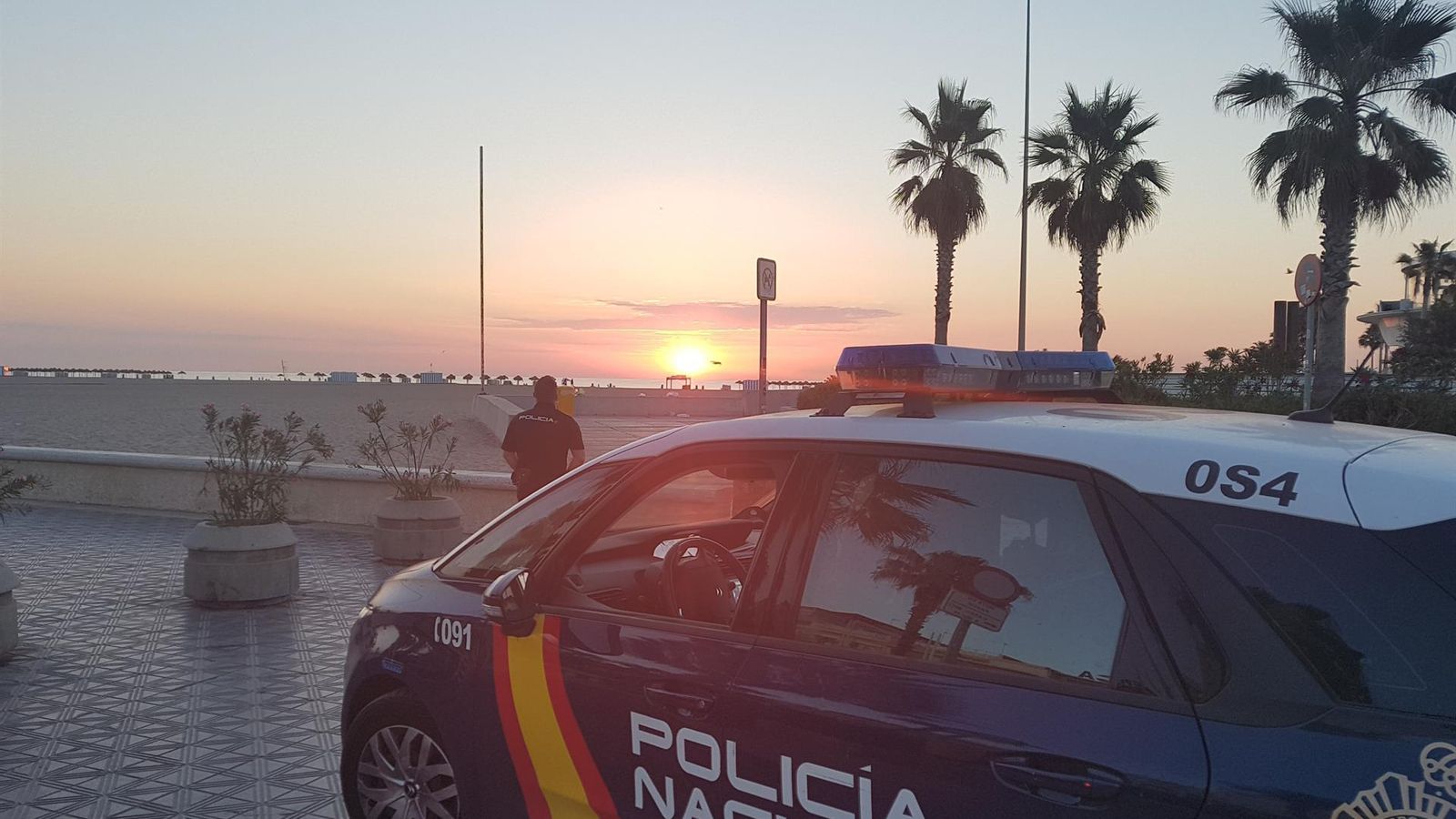 Vehicle de la Policia Nacional en el passeig marítim de la platja Malva-rosa de València (arxiu)