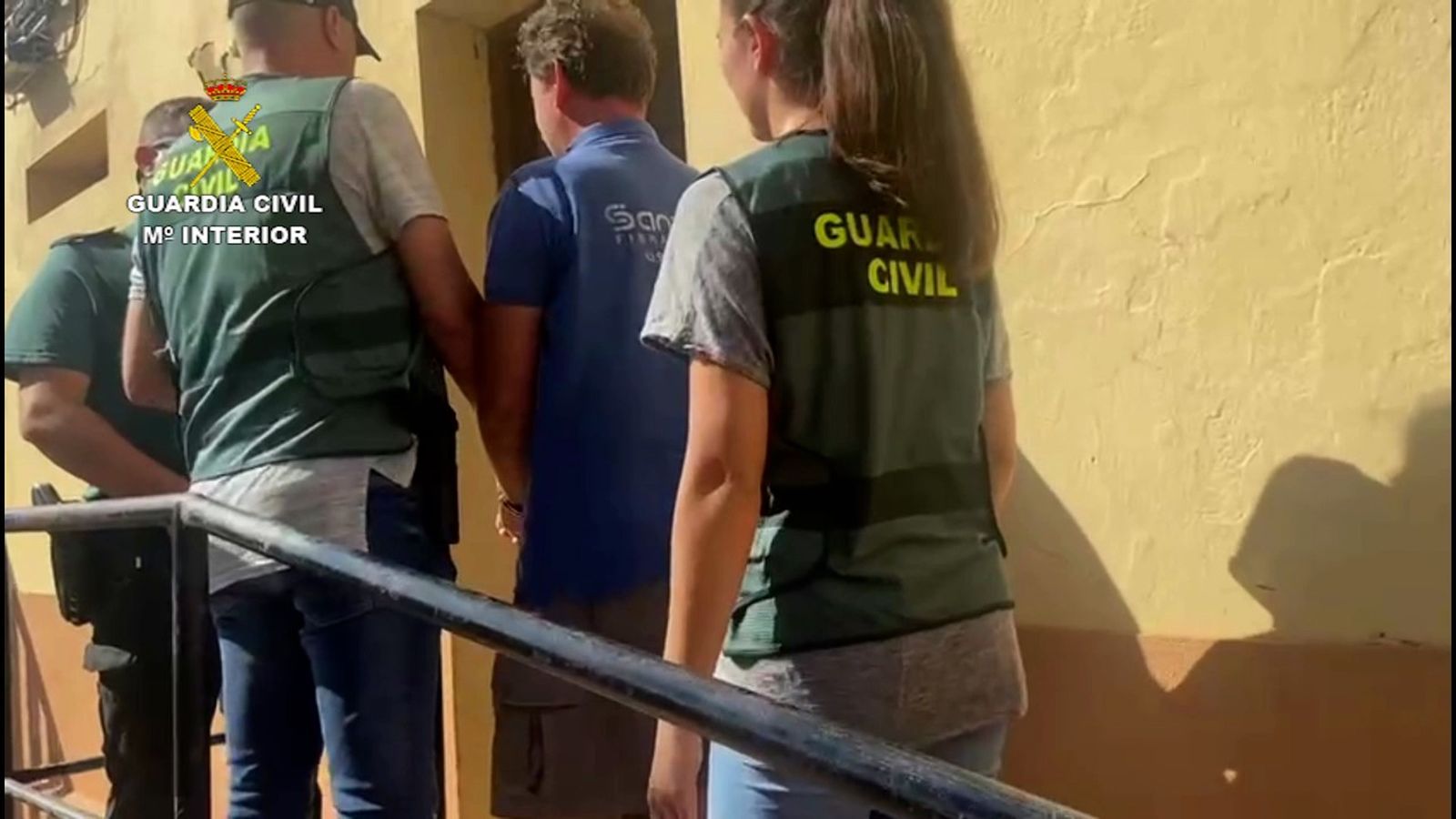 Agents de la Guàrdia Civil custodien un dels detinguts per la presumpta estafa