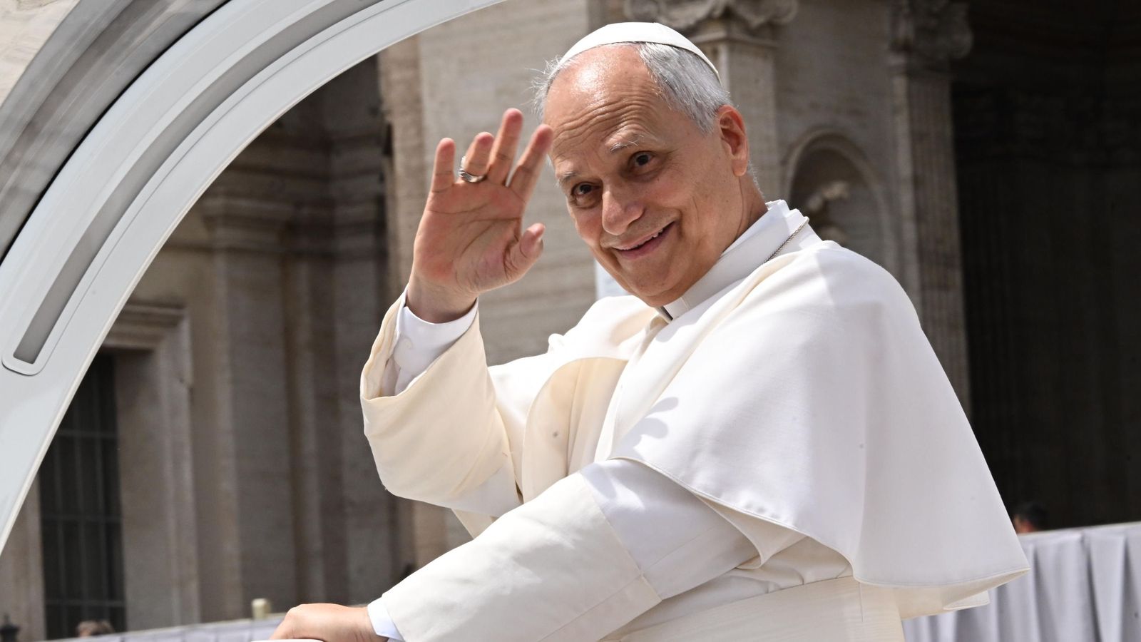 El papa Lleó XIV saluda els fidels al final de l'audiència general setmanal celebrada a la plaça de Sant Pere del Vaticà, este dimecres 3 de juny