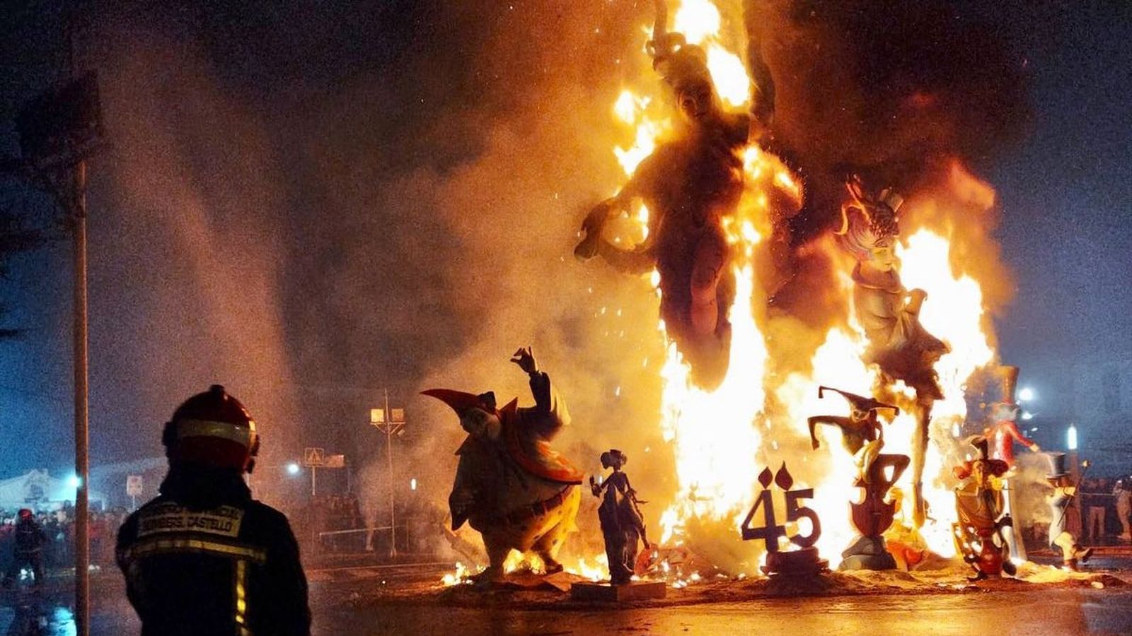 Un dels monuments fallers de Benicarló, que es va cremar aquest diumenge per la nit