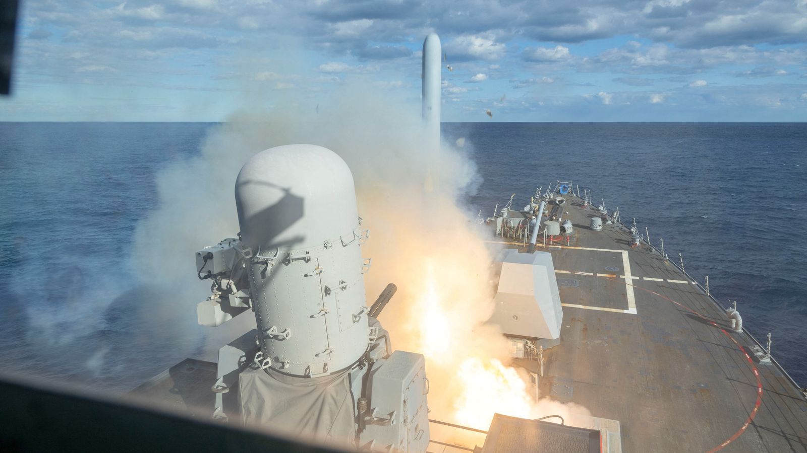 Llançament d'un coet des d'un vaixell militar dels Estats Units dins de l'operació denominada "Fúria Èpica"