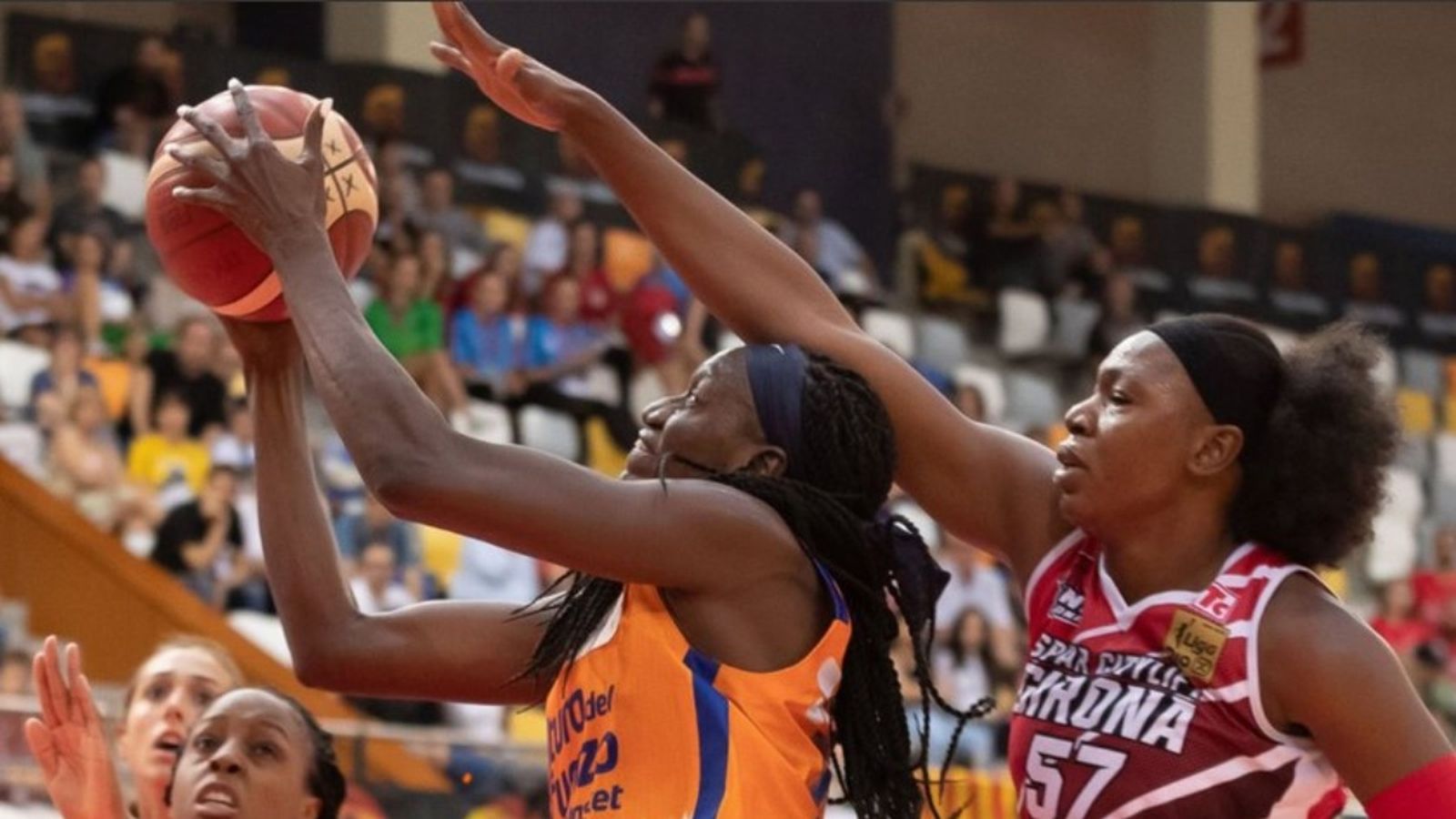 Meiya Tirera intenta anotar davant l’oposició de Coulibaly