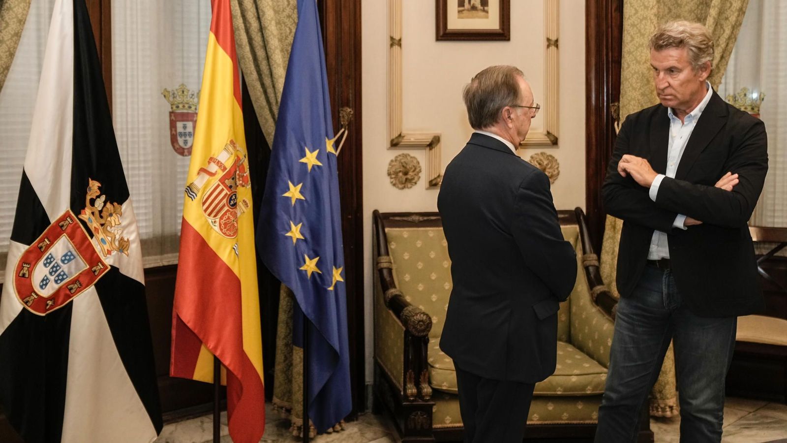 El líder de l'oposició, a la dreta, conversa al president de la ciutat autònoma de Ceuta, durant la visita d'este dimecres a la ciutat autònoma