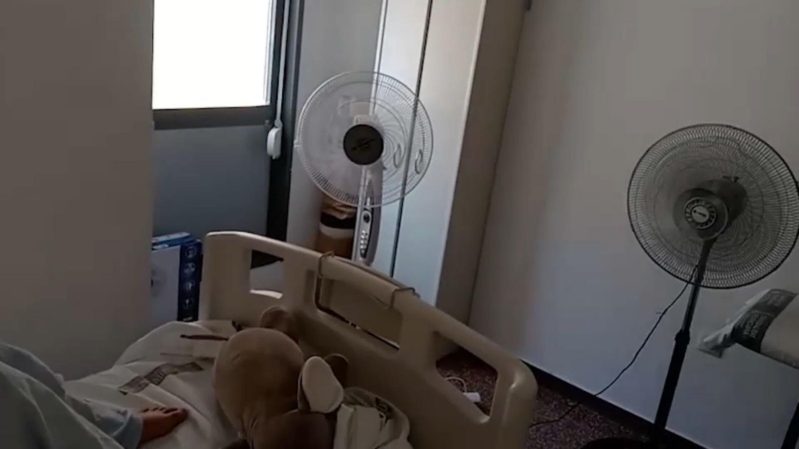 Ventiladors en una habitació de l'Hospital de Sant Joan d'Alacant per paliar la manca d'arire condicionat