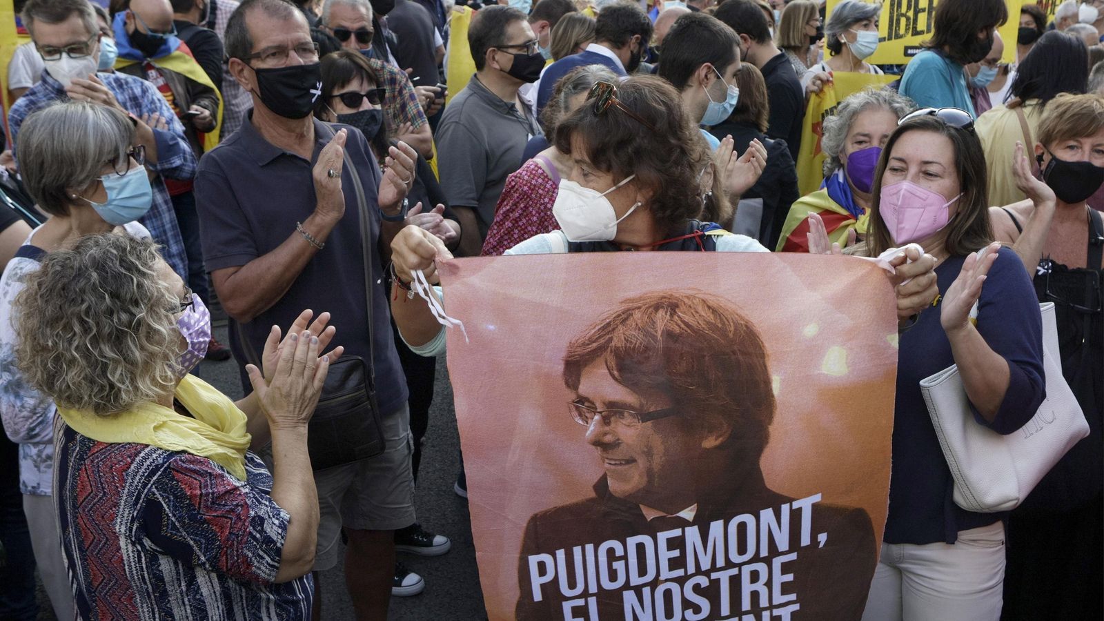 Concentració de protesta per la detenció de Puigdemont convocada per l'ANC enfront del Consolat d'Itàlia a Barcelona