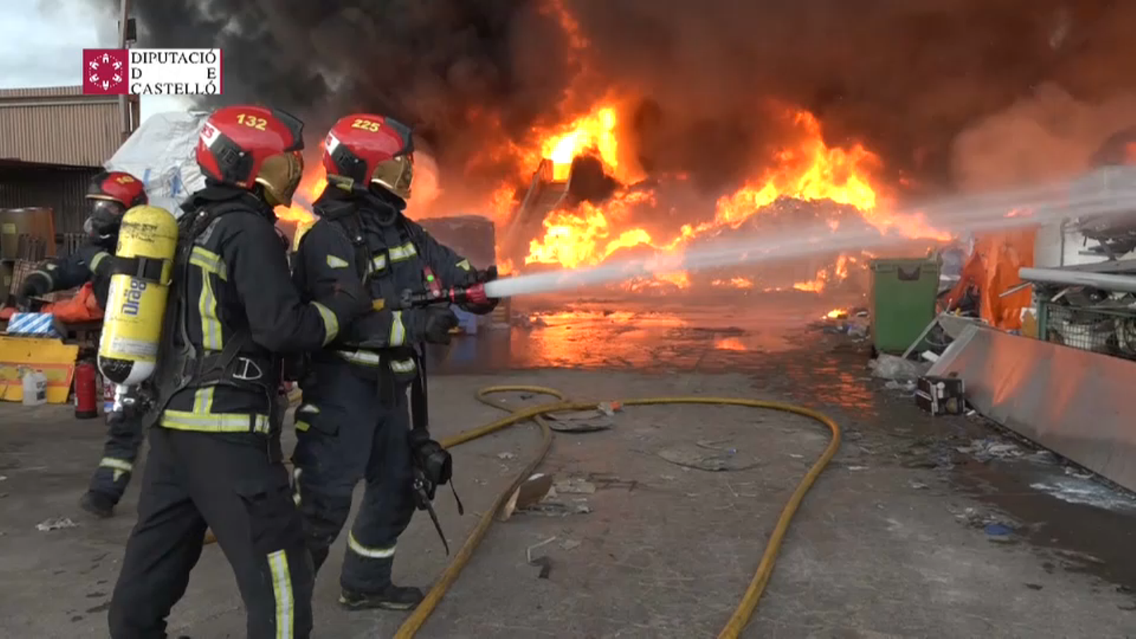 Extingit l’incendi en una empresa de Betxí