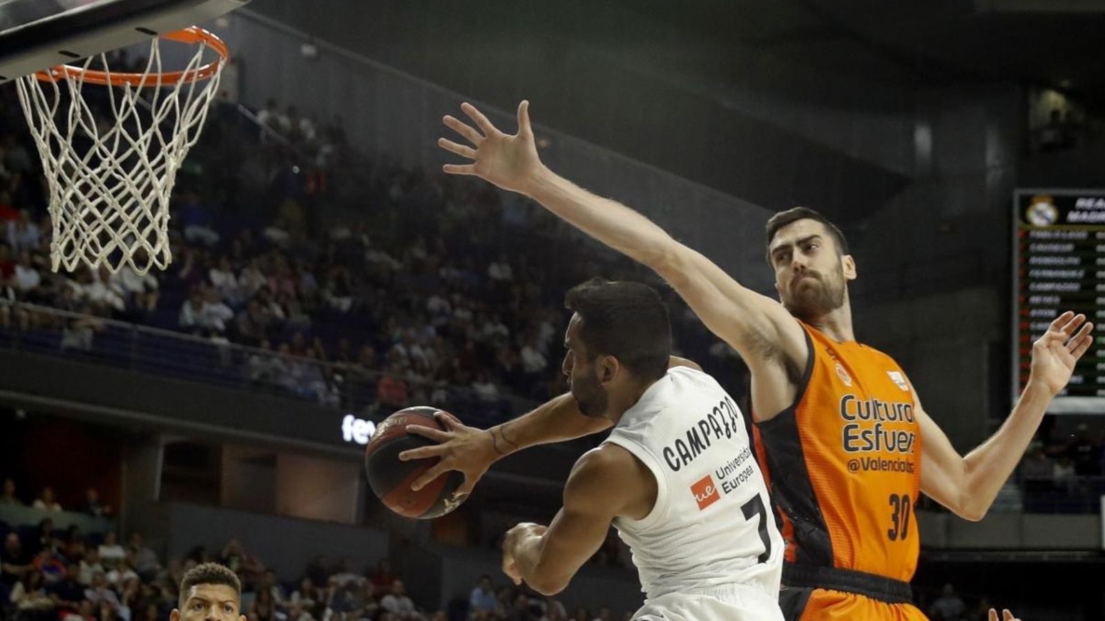 Campazzo intenta anotar davant de l’oposició de Sastre | Ballesteros (Efe)