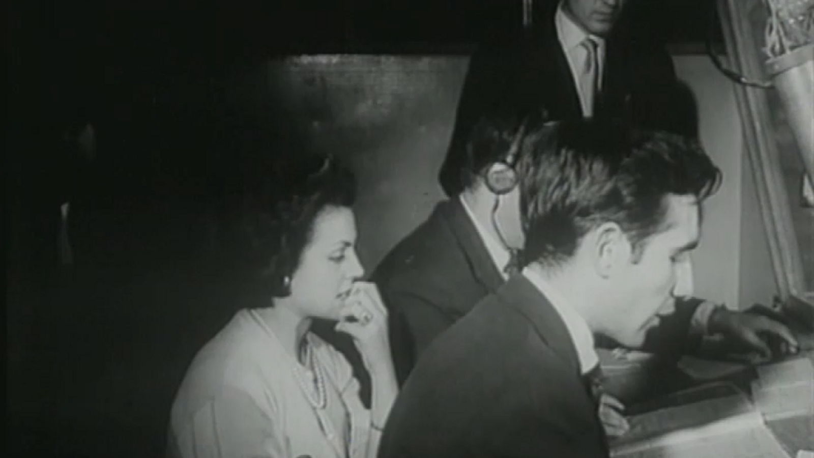 Carmen Sevilla participa en una subhasta benèfica per la riuda del 1957