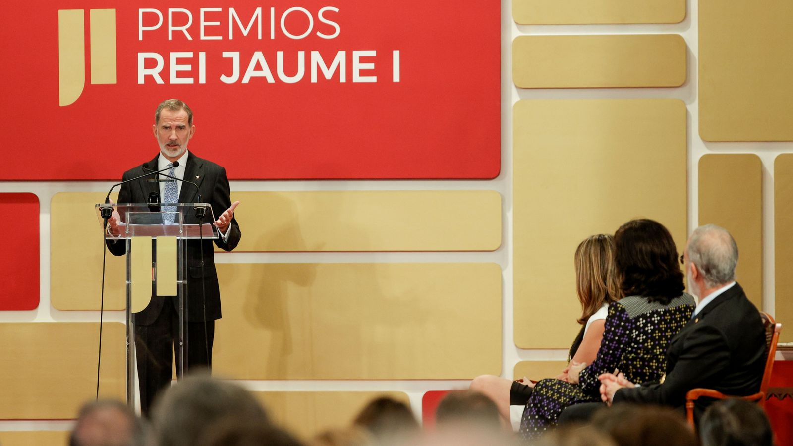 El rei Felip durant la seua intervenció en l'acte de lliurament dels Premis Jaume I d'aquest divendres a la Llotja de València