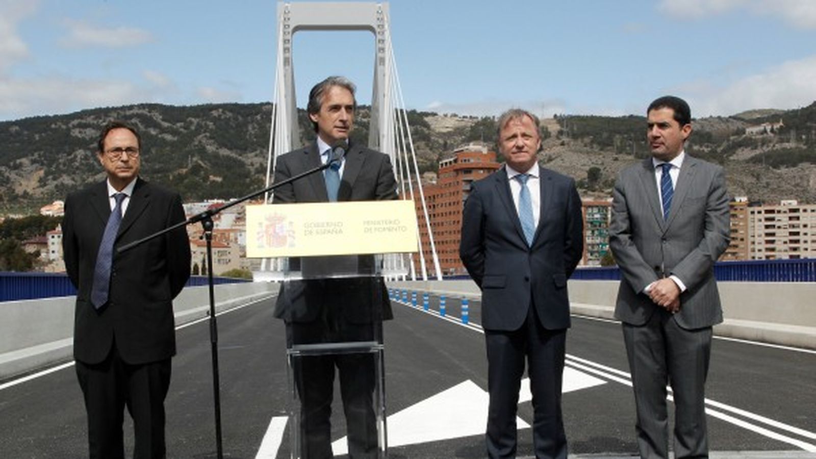 El ministre De la Serna, amb el delegat del Govern en la Comunitat Valenciana, Juan Carlos Moragues (segon per la dreta), l'alcalde d'Alcoi, Antonio Francés (dreta), i el conseller d'Hisenda, Vicent Soler (esquerra), durant la inauguració del pont Fernando Reig d'Alcoi