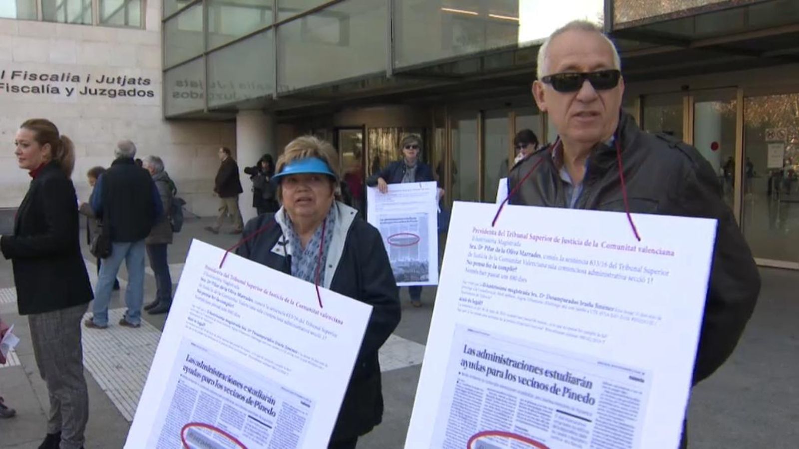 Els afectats per la depuradora de Pinedo s'han concentrat aquest dimecres a les portes de la Ciutat de la Justícia de València Els afectats per la depuradora de Pinedo s'han concentrat aquest dimecres a les portes de la Ciutat de la Justícia de València